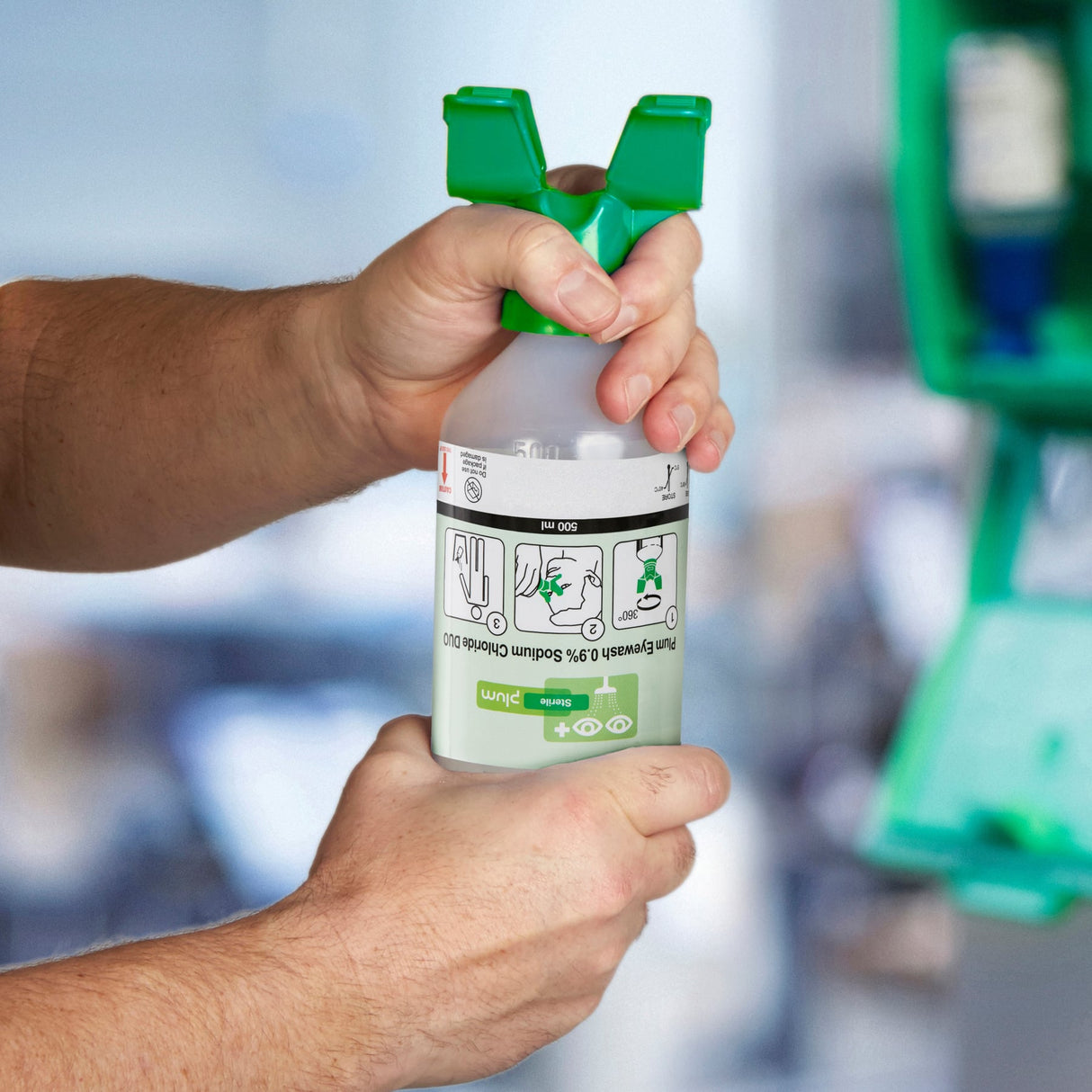 Plum QuickSafe Chemical Industry Erste-Hilfe Wandstation – mit DUO-Augenspülung für beide Augen – Ansicht 2