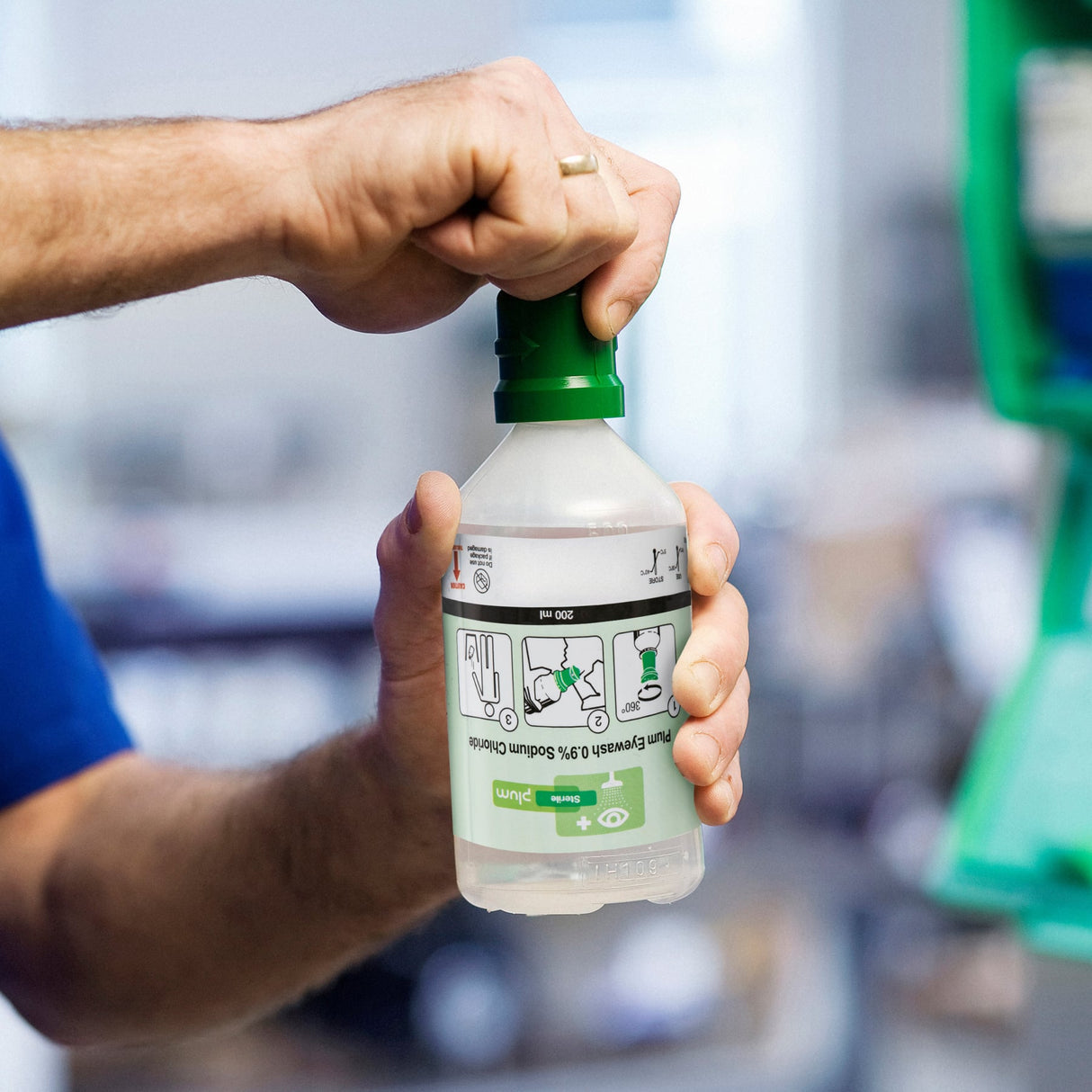 Plum QuickSafe Chemical Industry Erste-Hilfe Wandstation – mit DUO-Augenspülung für beide Augen – Ansicht 5