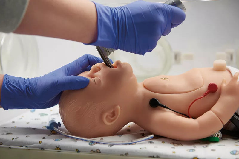 Erler-Zimmer Baby C.H.A.R.L.I.E. Simulator Modell zur neonatalen Wiederbelebung mit EKG