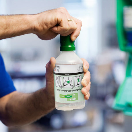 Plum QuickSafe Food Industry Erste-Hilfe Wandstation – bestückt mit detektierbaren Pflastern – Ansicht 3