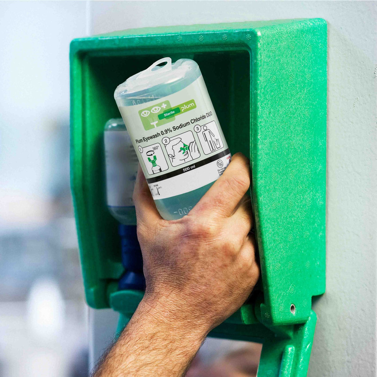 Plum Augenspülstation DUO in Wandbox – mit 2 x 1,0 Liter NaCl und DUO-Aufsatz – Ansicht 4
