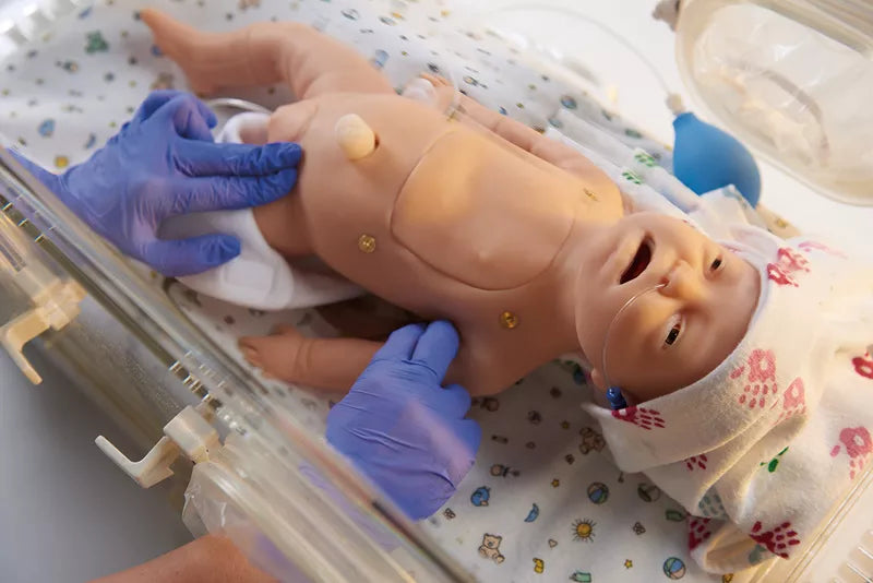 Erler-Zimmer Baby C.H.A.R.L.I.E. Simulator Modell zur neonatalen Wiederbelebung mit EKG